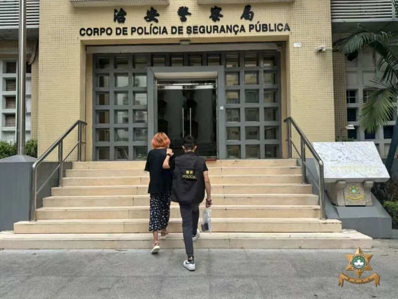 澳门43岁“易服癖”男子身穿女装，向多名女路人身上洒红色液体，一女子两度遇袭，警方：已拘捕